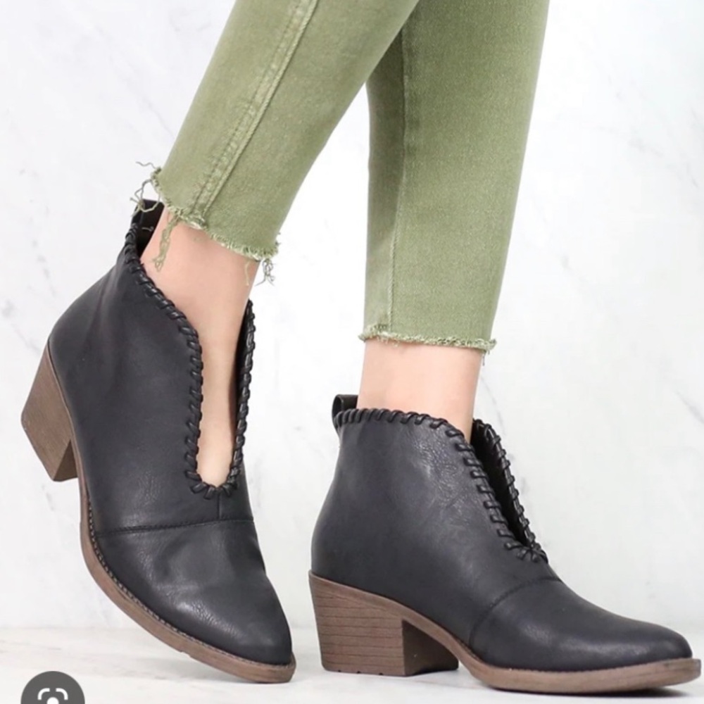 Volatile Cavalry Ankle Booties Women’s Sz 8 Black Excellent Condition